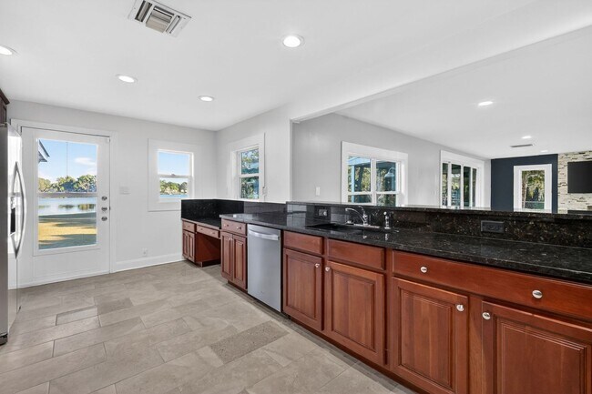 Building Photo - Lakefront 4-Bedroom Home for Rent in Beautiful Umatilla, FL