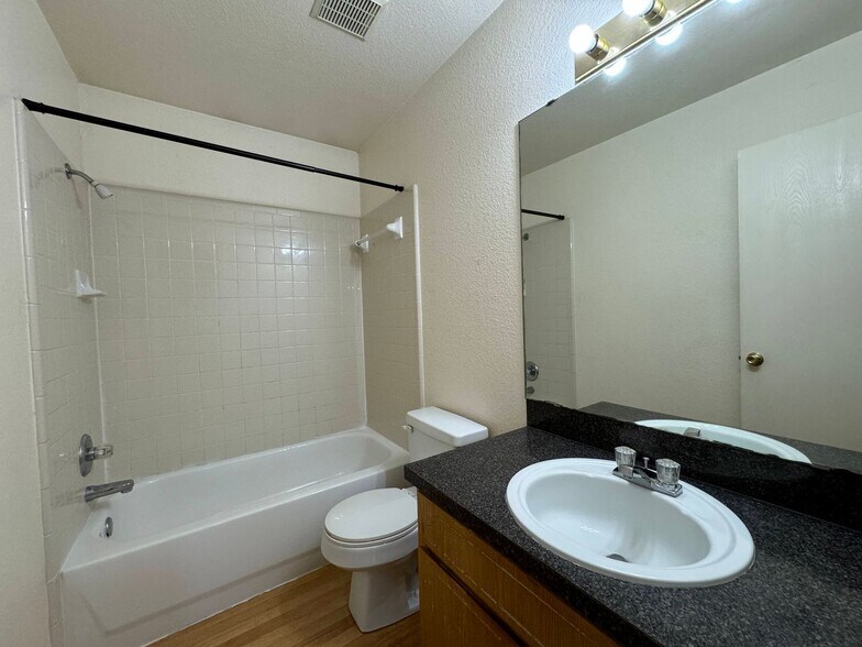 Building Photo - 4402 Jeff Scott Dr