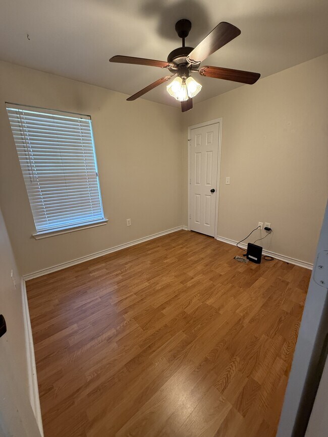 Building Photo - 105 Willow Brook Dr