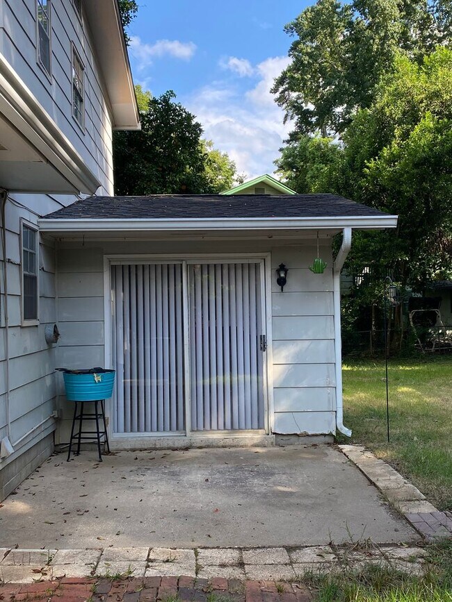 Building Photo - Intown Home