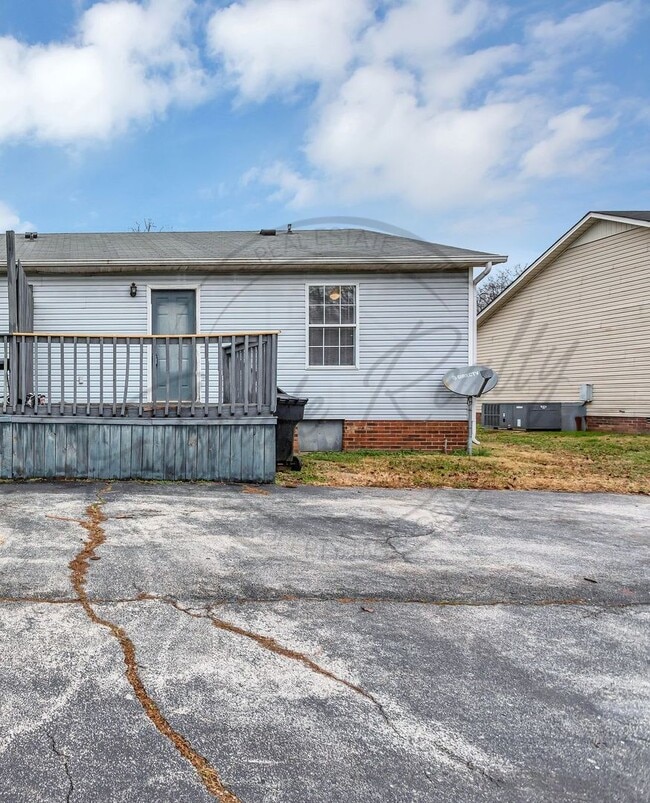 Building Photo - Two Bedroom Ranch in Columbia - 1/2 Off First Months Rent!