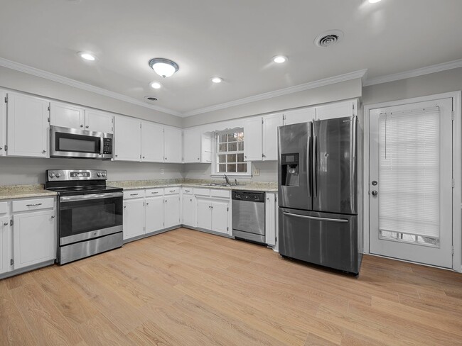 Building Photo - Charming 2BR/1.5BA Townhouse – Pets Welcome, NO APPLICATION FEE if APPROVED