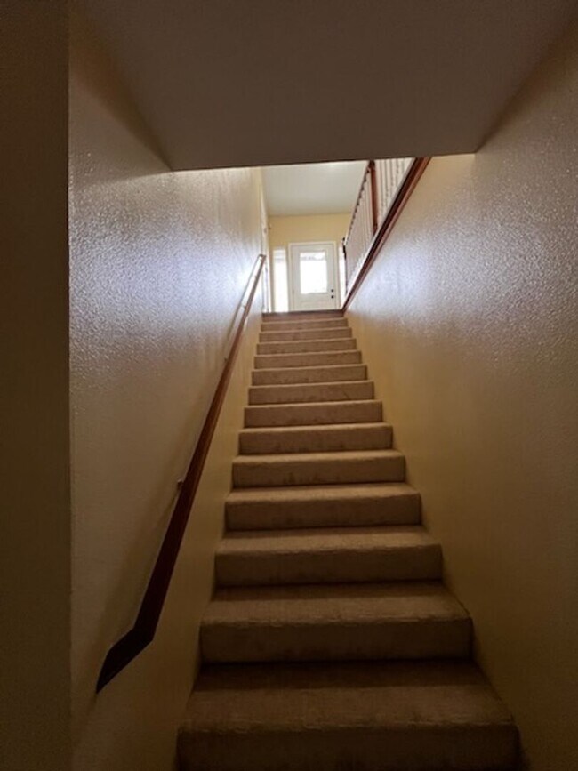 Building Photo - Elegant home in UP with primary bedroom suite on main level