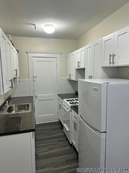 Building Photo - 235 Park Dr