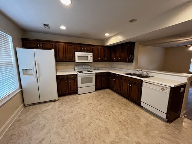 Building Photo - 2 Bedroom 2.5 bath townhome for rent