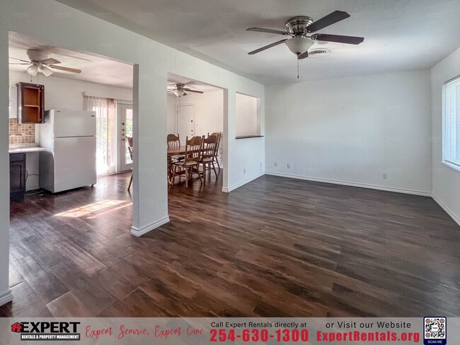 Building Photo - Comfortable Living and Easy Access!