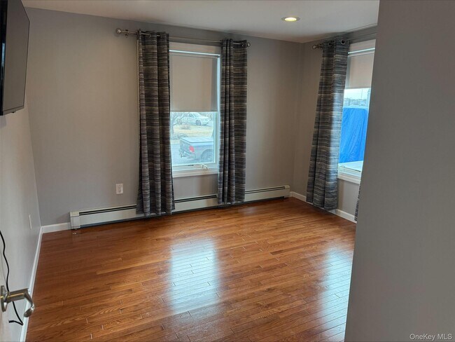 Building Photo - 36 W Saltaire Rd