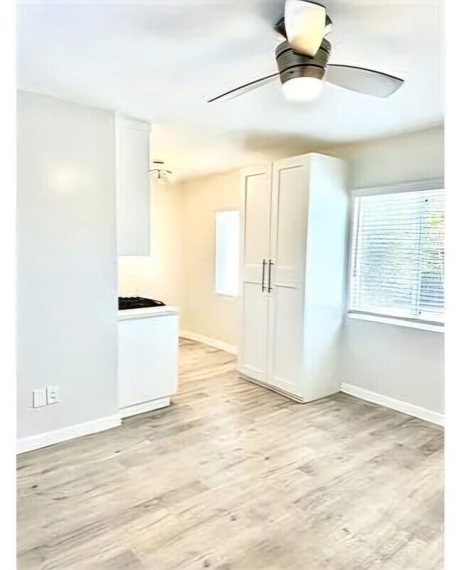 Building Photo - 613 S Prairie Avenue