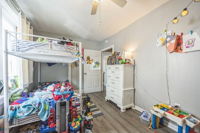 Building Photo - Cozy 2-Bedroom, 1 Bath Apartment in Plymou...