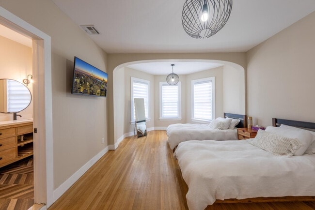 Building Photo - 139 W 4th Ave