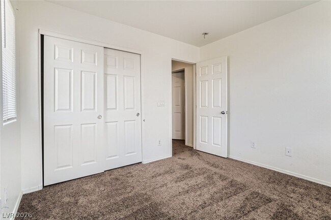 Building Photo - 2537 Begonia Valley Ave