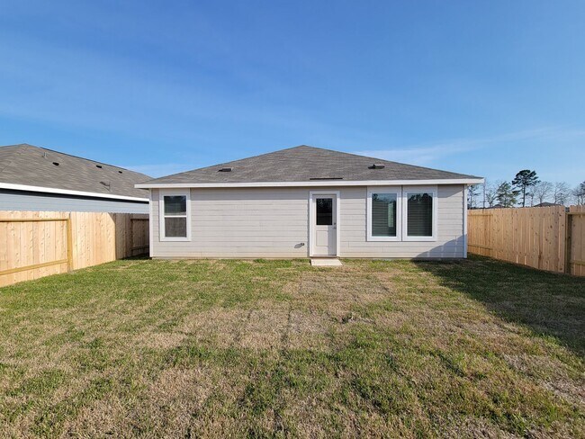Building Photo - This single-level home showcases a spacious open floorplan shared between the kitchen, dining are...