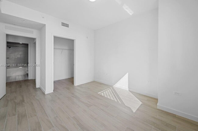 Building Photo - 999 SW 1st Ave