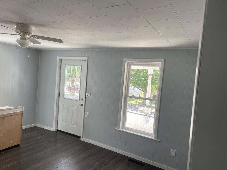 Living room - 424 Chestnut St
