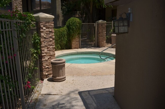 Building Photo - MOVE IN Special!!  Biltmore 2 bedroom!