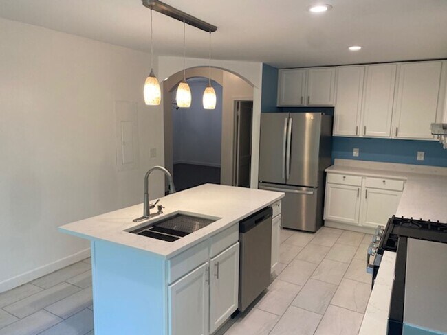 Building Photo - Stunning Executive Rental