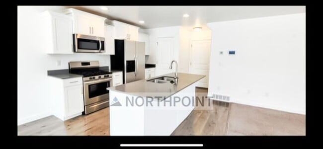 Building Photo - Beautiful 3BR 2BA Home w/ Quartz Kitchen and Garage in Herriman!