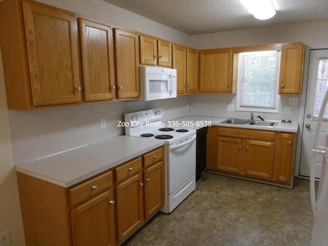 Building Photo - 730 Breeze Hill Rd