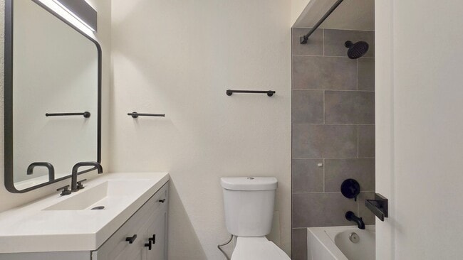 Building Photo - Pleasant 2b/2ba Condo in Wonderful South S...