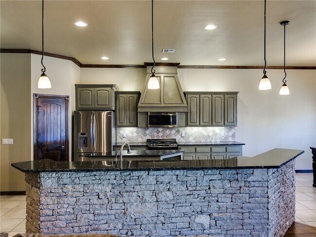 Building Photo - 12621 Lexington Dr