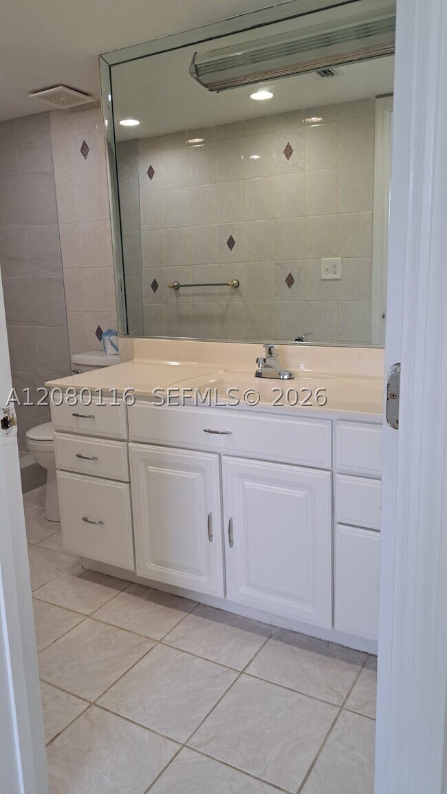 Building Photo - 1667 NE Miami Gardens Dr