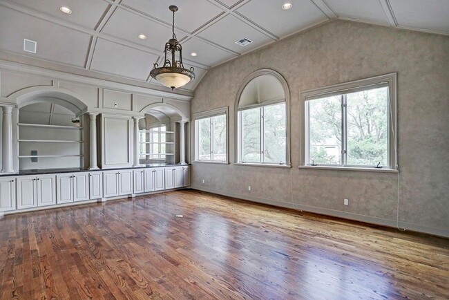Building Photo - 5528 Holly Springs Dr