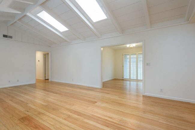 Building Photo - Los Altos 4bd/2.5bth Ranch Home on University Ave.