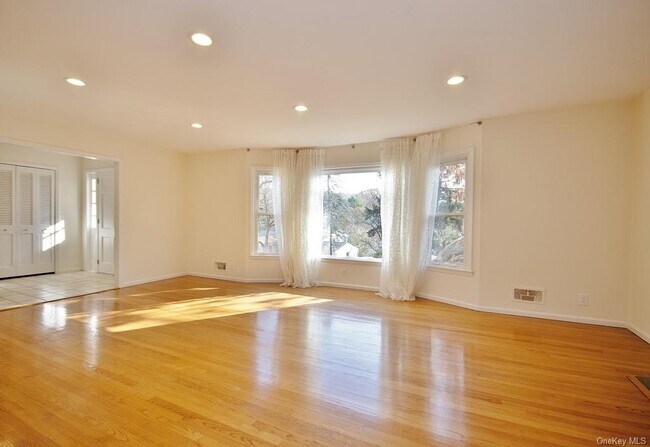 Building Photo - 3 Lakeview Ave