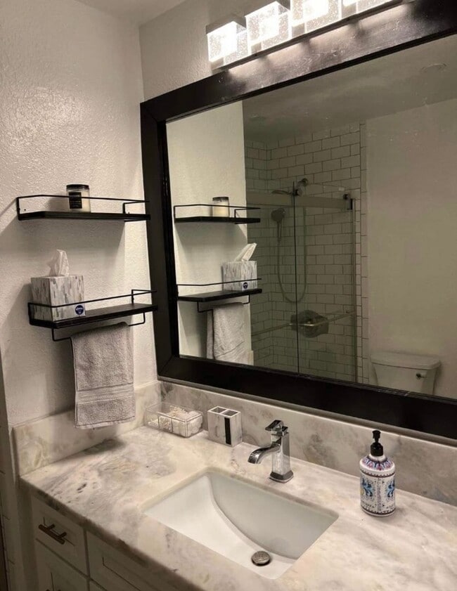 Building Photo - Golden Hill Gem: Spacious Furnished 2BR with City Convenience