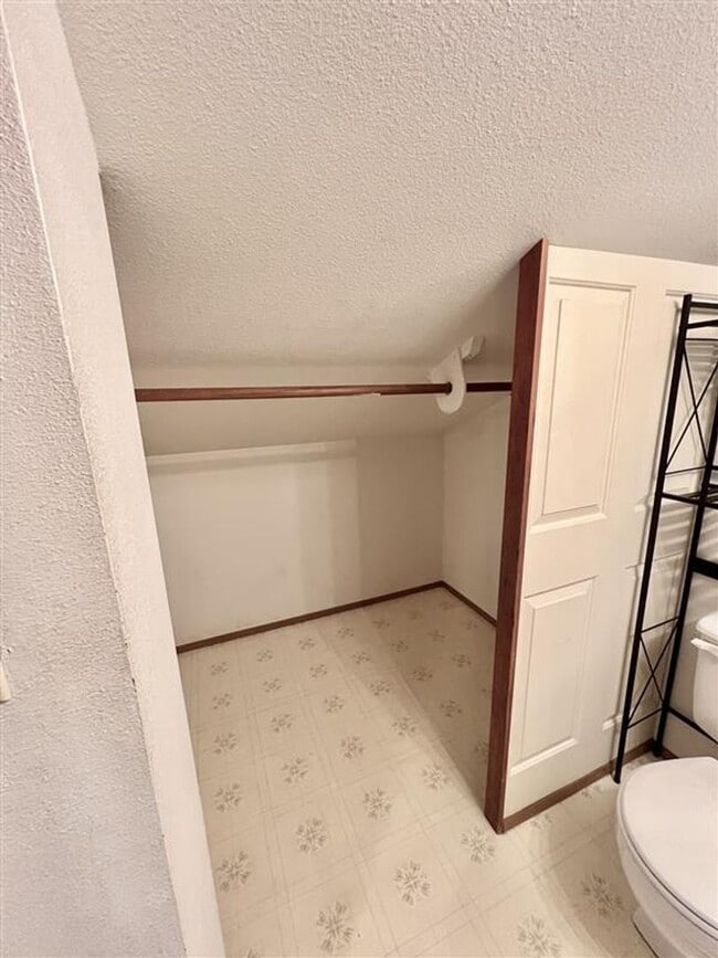 Building Photo - Relaxed 2-Bed, 1.5-Bath Home in a Quiet Gi...
