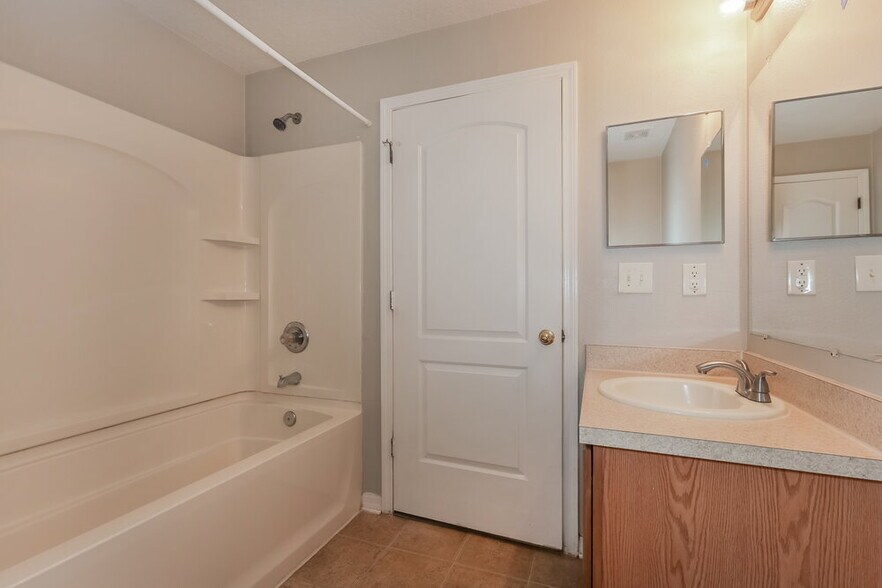 Building Photo - 407 Vine Cliff St