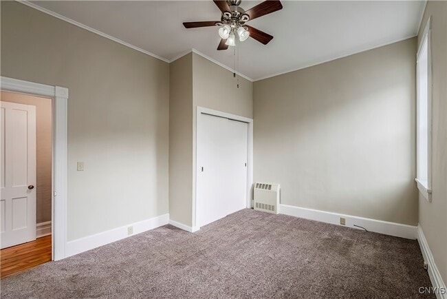 Building Photo - 25 College St