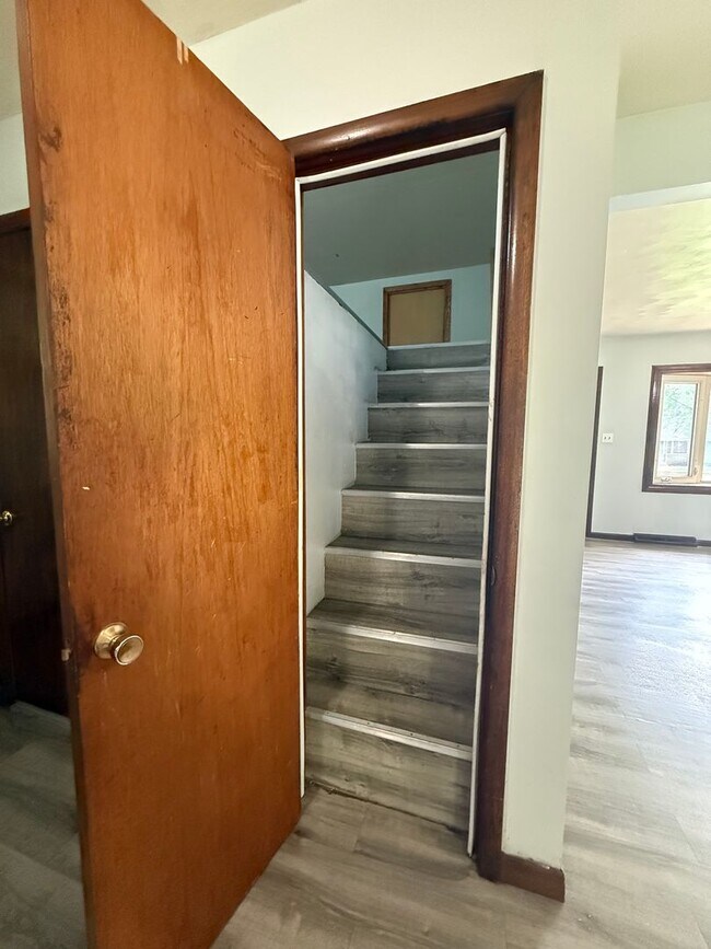 Building Photo - Cute 2 Bedroom 1 Bath with bonus room!