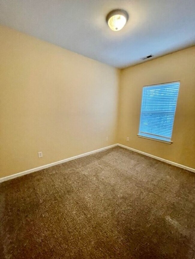 Building Photo - Come take a look at this end unit 3 bedroom, 2.5 bath townhouse located in very desirable FORT MI...