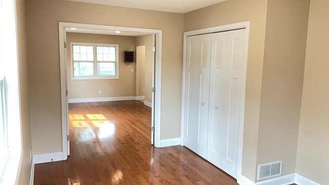 Building Photo - Single Family Home in St Paul with Garage!!