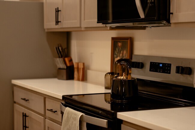 Building Photo - 1204 SW Franklin Dr