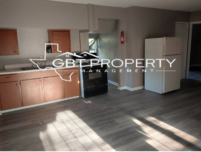 Building Photo - 516 W Ave B