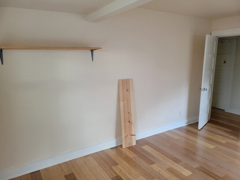 Building Photo - 3915 N Vancouver Ave