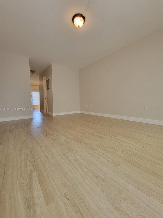 Building Photo - 441 Collins Ave