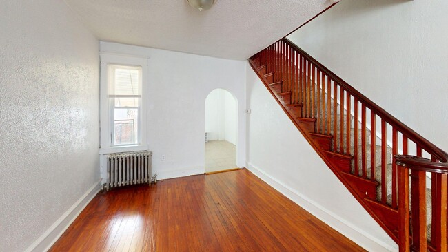 Primary Photo - 3056 Mercer St