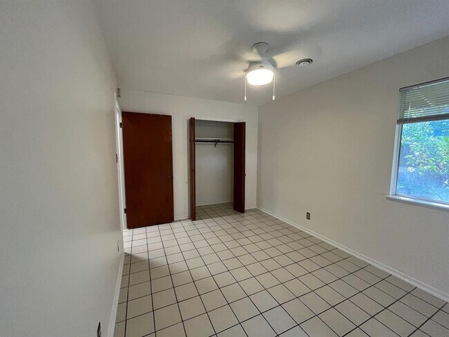 Building Photo - 804 E 32nd St