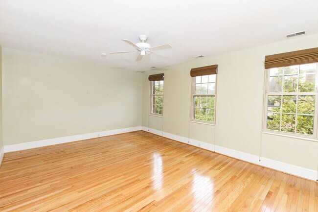 Building Photo - Large Sunny Dupont Two-Bed Condo Rental with Parking!