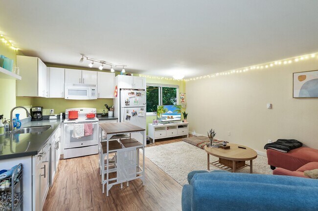 Interior Photo - Huge 2 bedroom units on Queen Anne across ...
