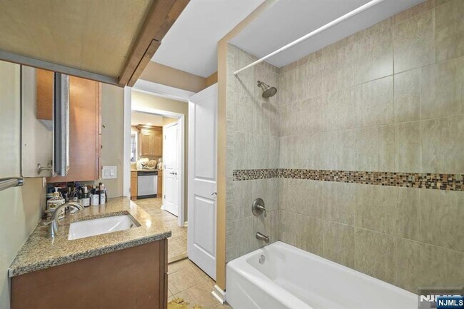 Building Photo - 47 Morris Pl