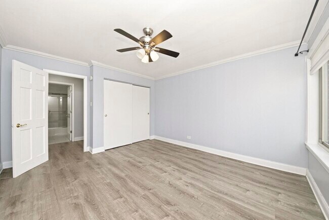 Building Photo - 16 E Old Willow Rd