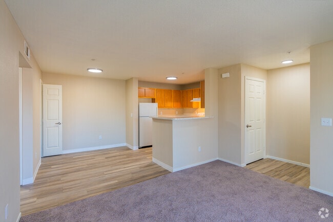 1BR, 1BA - 687 SF - Dining Room - Hurley Creek