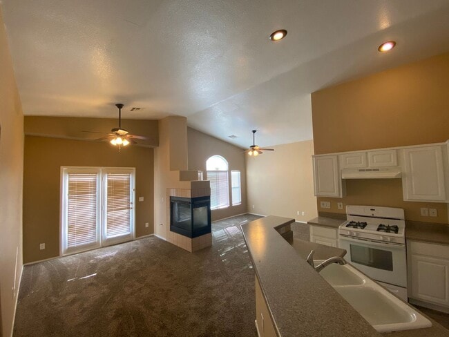 Building Photo - 2 bed townhome in Henderson