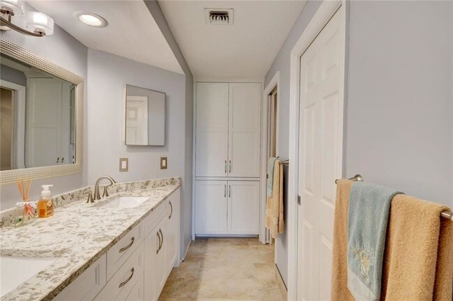 Building Photo - 6101 SE Landing Way