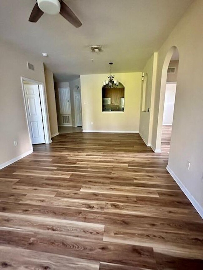 Building Photo - Spacious 3/2 Condo with Pond View!