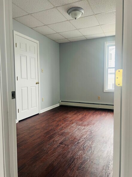 Building Photo - 876 Middle St